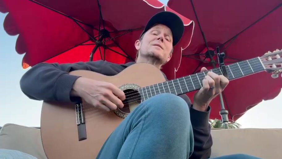 Chad plays "Eu cantus nas Alturas"